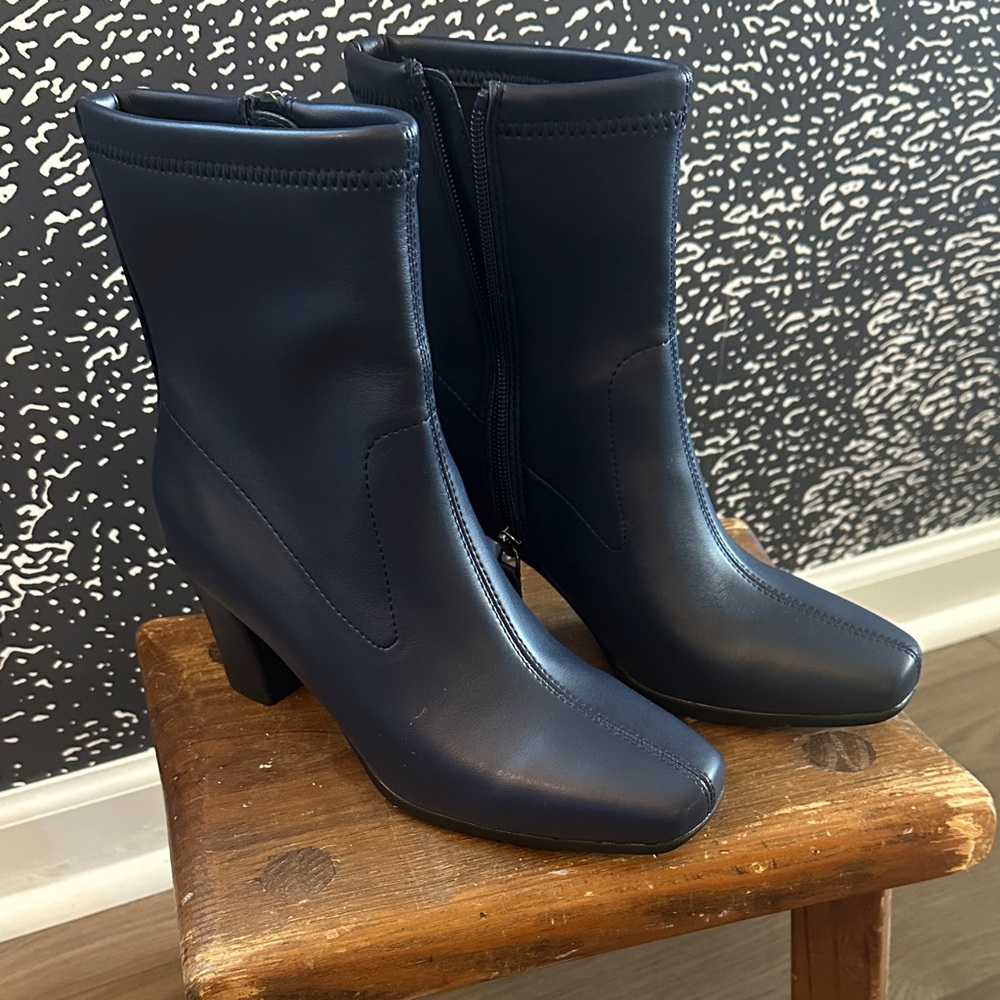 NWOT Aerosoles “Cinnemon” blue faux leather booties in new condition. Size 6.5